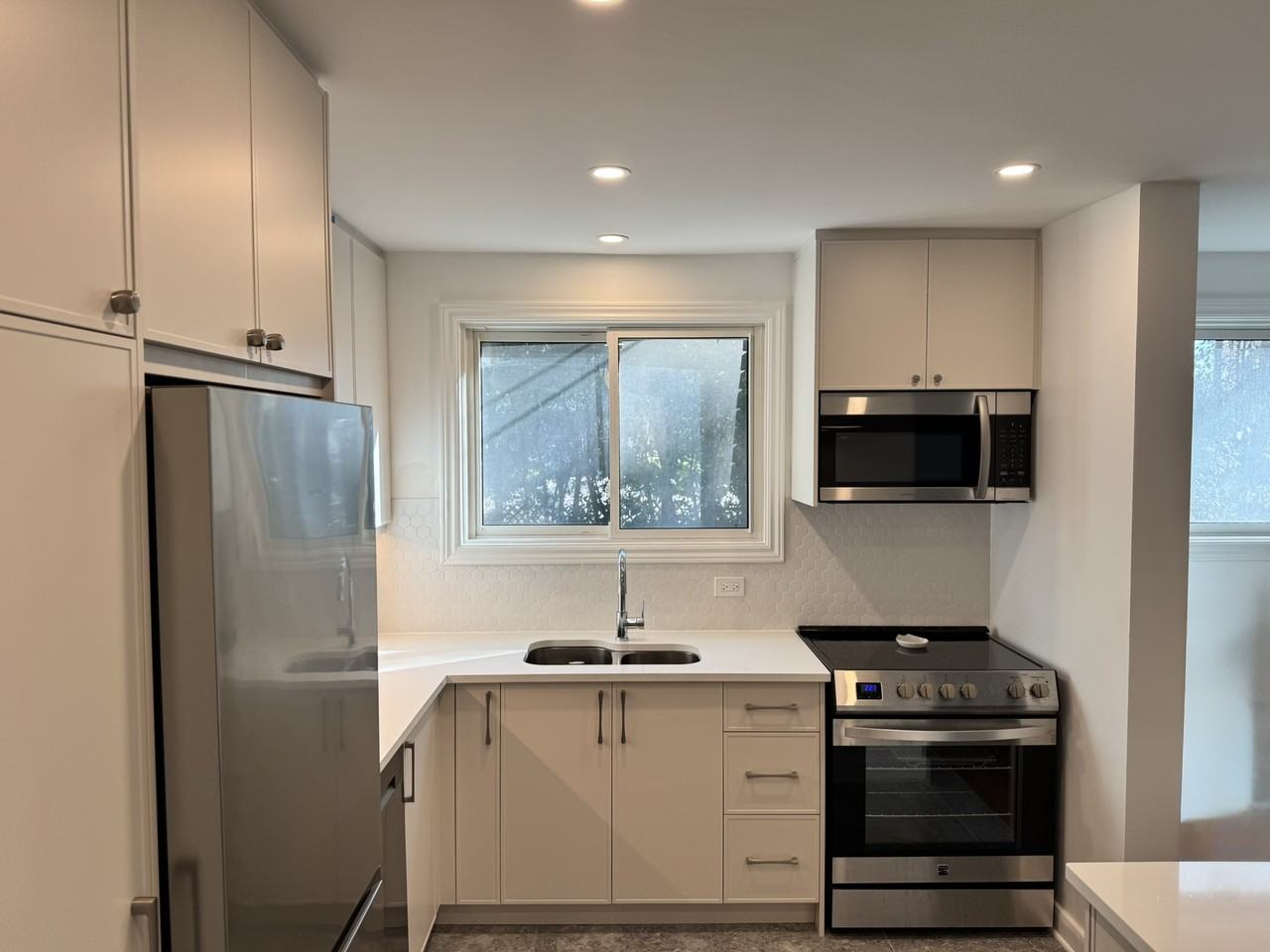 1952 Bromley Road - Photo 3 of 23