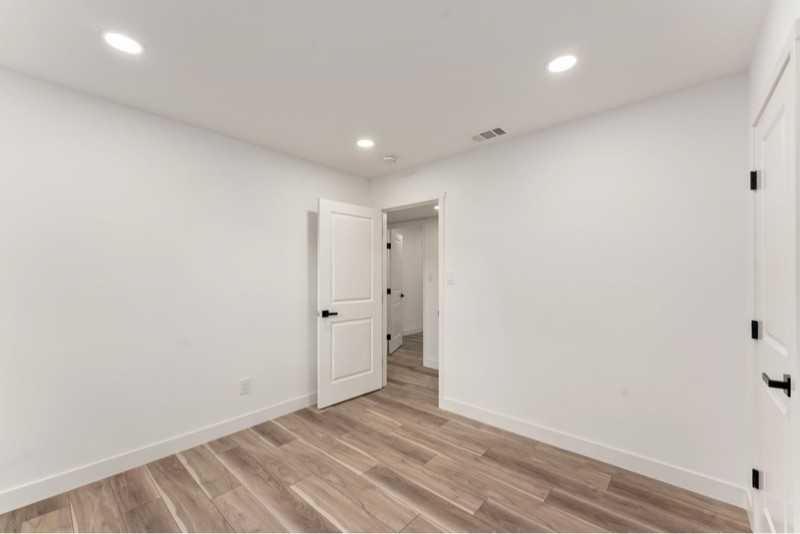 5370 Moddison Avenue - Photo 7 of 12