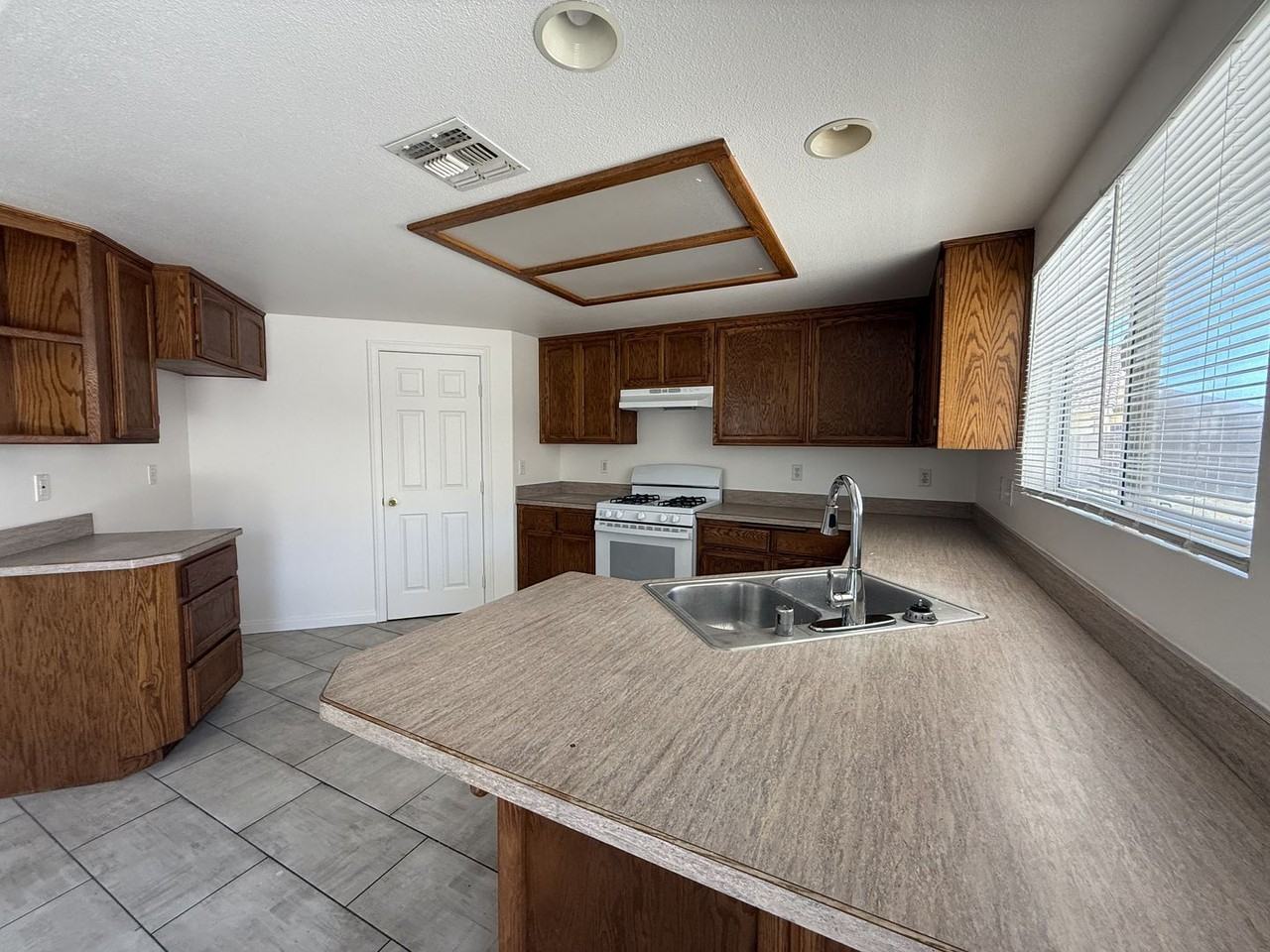 57073 Juarez Dr - Photo 4 of 17