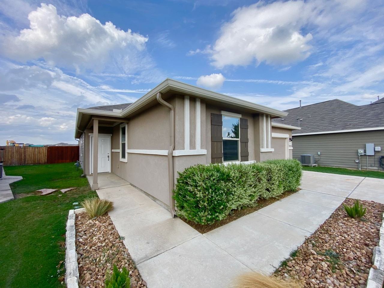 142 Landing Lane - Photo 3 of 33