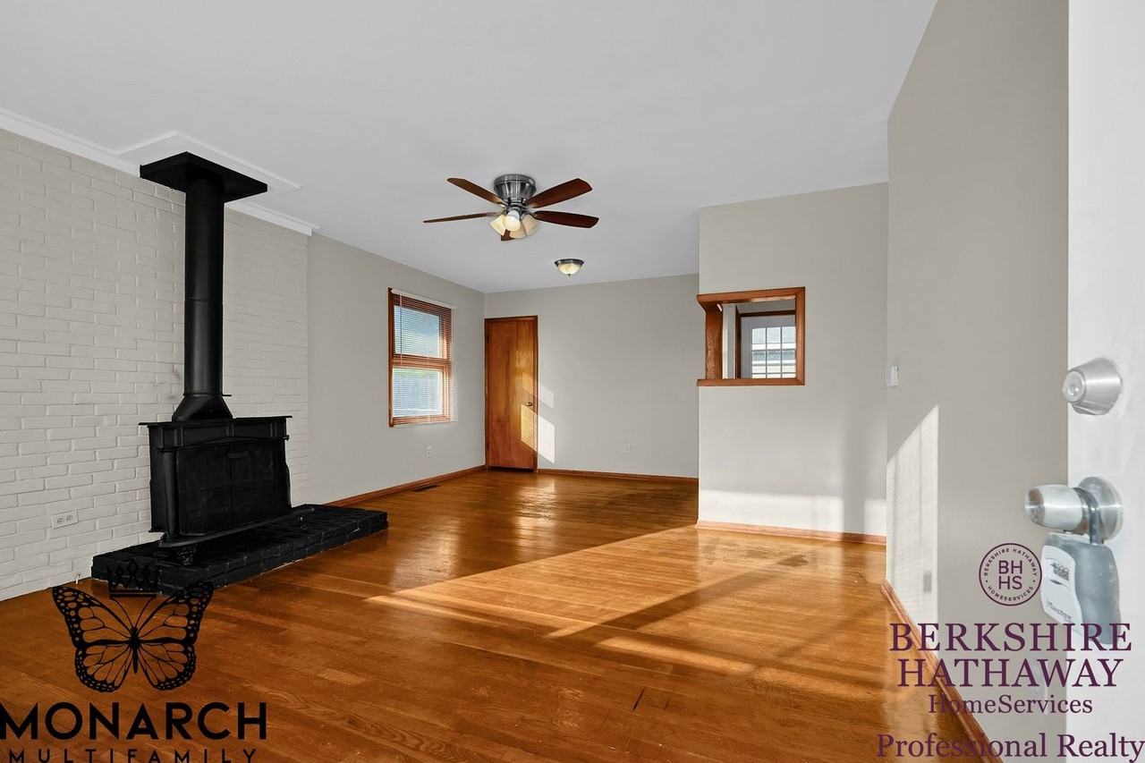 995 Wiltshire Rd - Photo 2 of 27