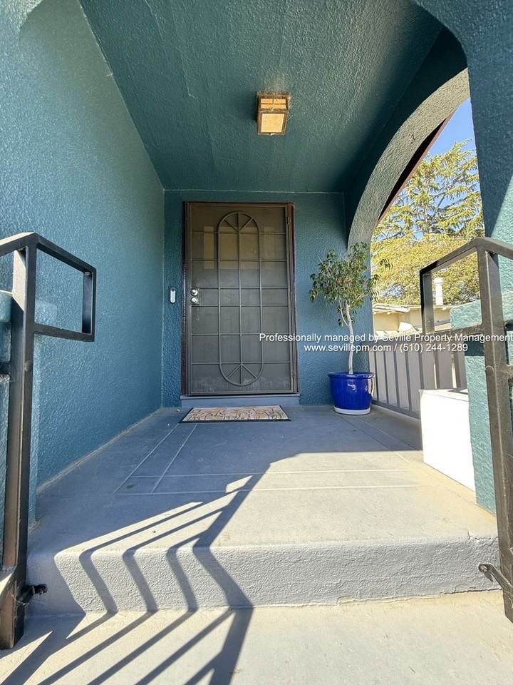 2951 Madera Ave - Photo 2 of 32