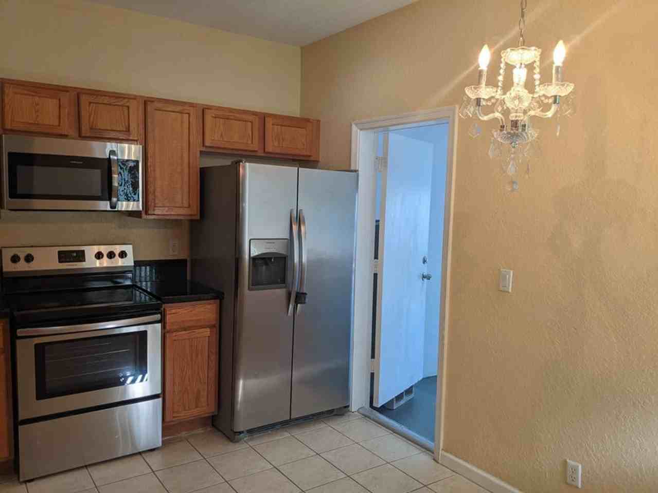 2226 Oakmont Dr - Photo 2 of 18