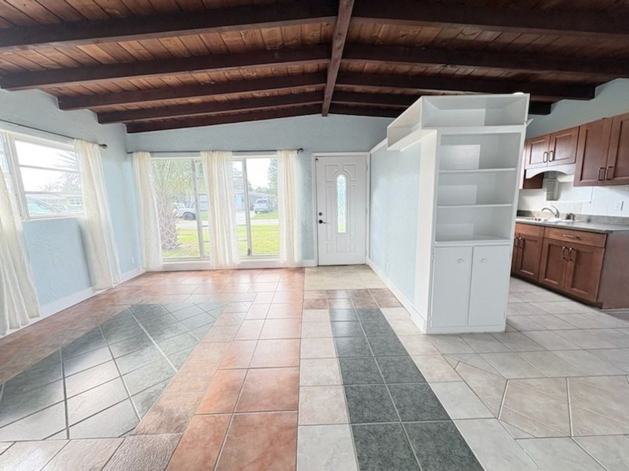 115 Essex Dr - Photo 2 of 23