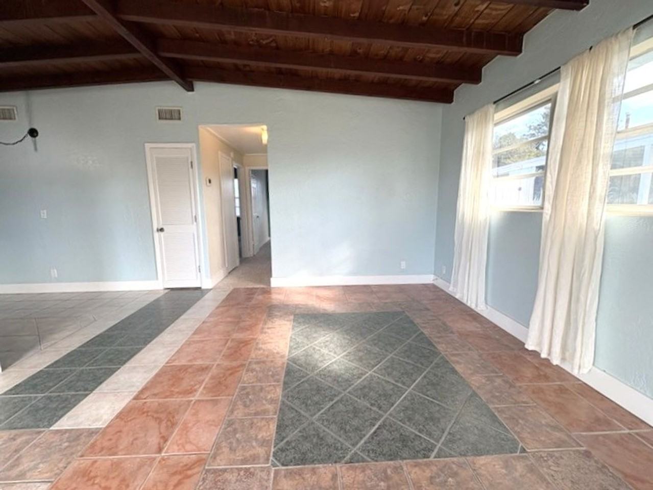 115 Essex Dr - Photo 3 of 23
