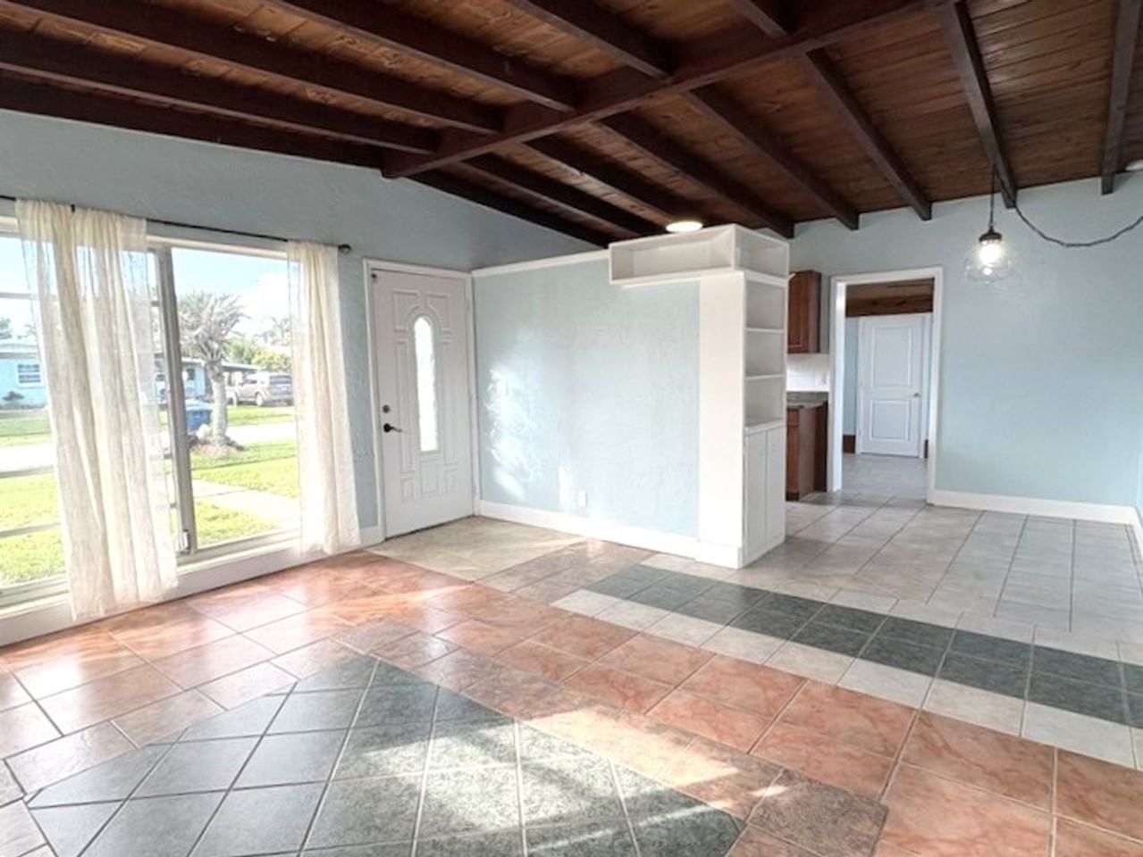 115 Essex Dr - Photo 4 of 23