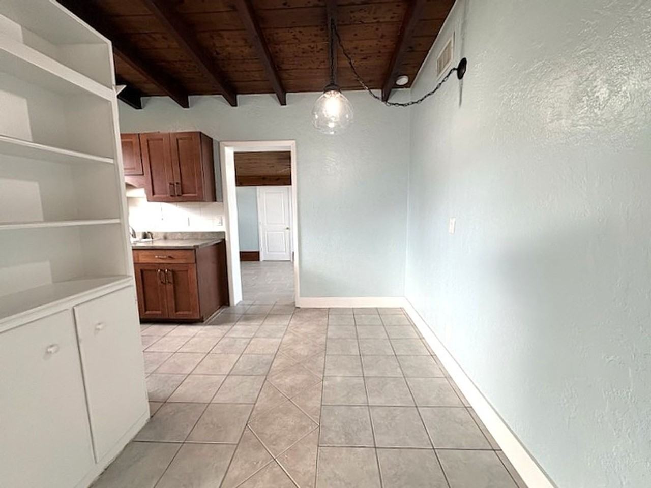 115 Essex Dr - Photo 5 of 23
