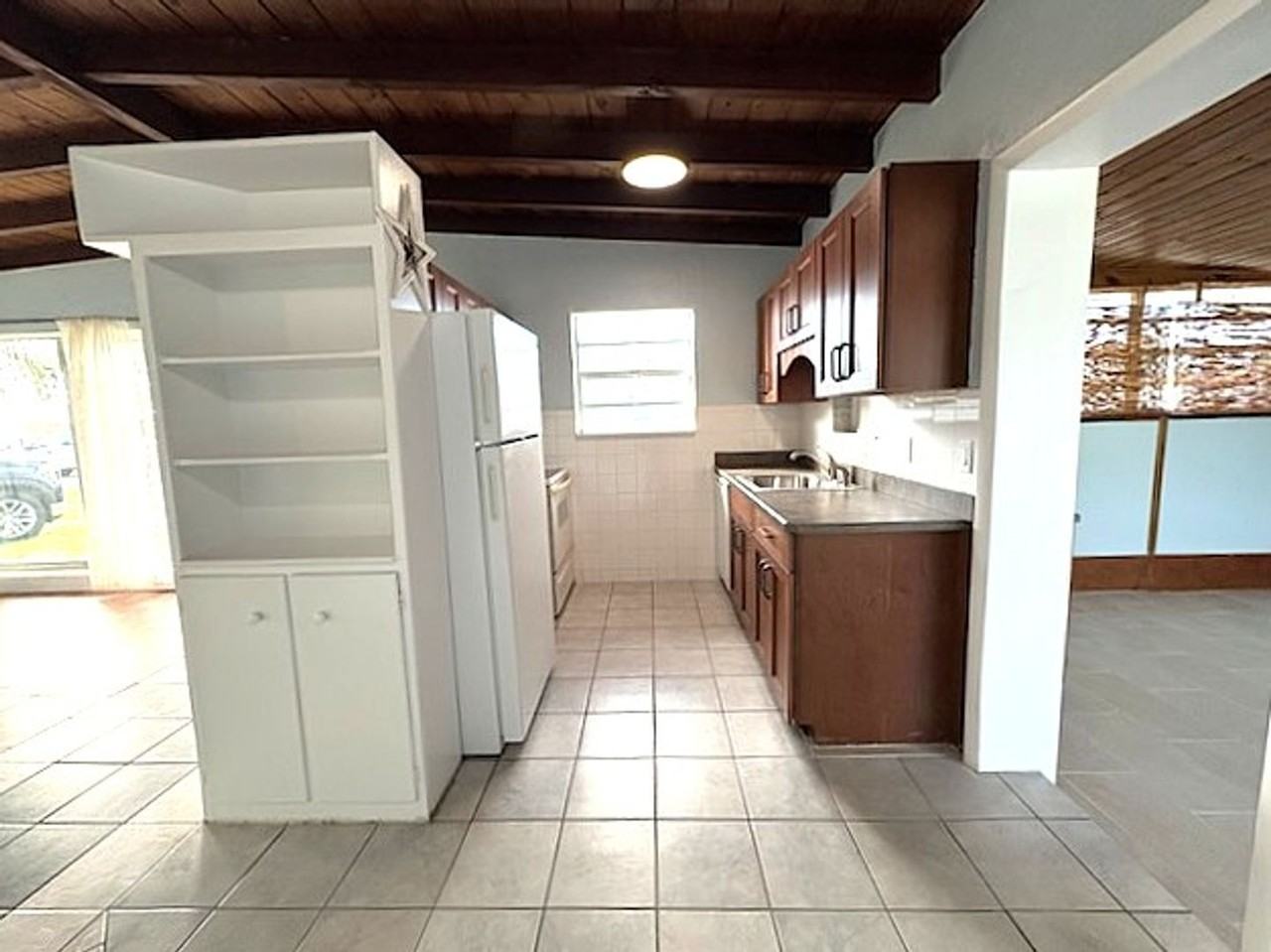 115 Essex Dr - Photo 6 of 23