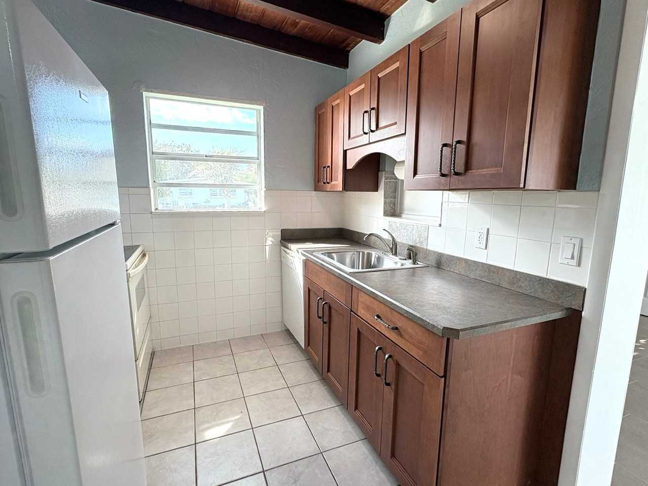 115 Essex Dr - Photo 7 of 23