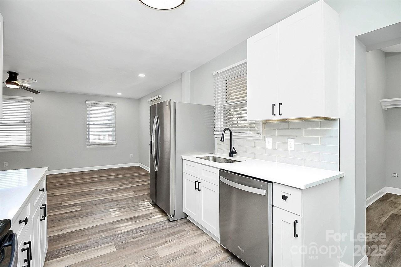 2921 Ravencroft Dr - Photo 5 of 31