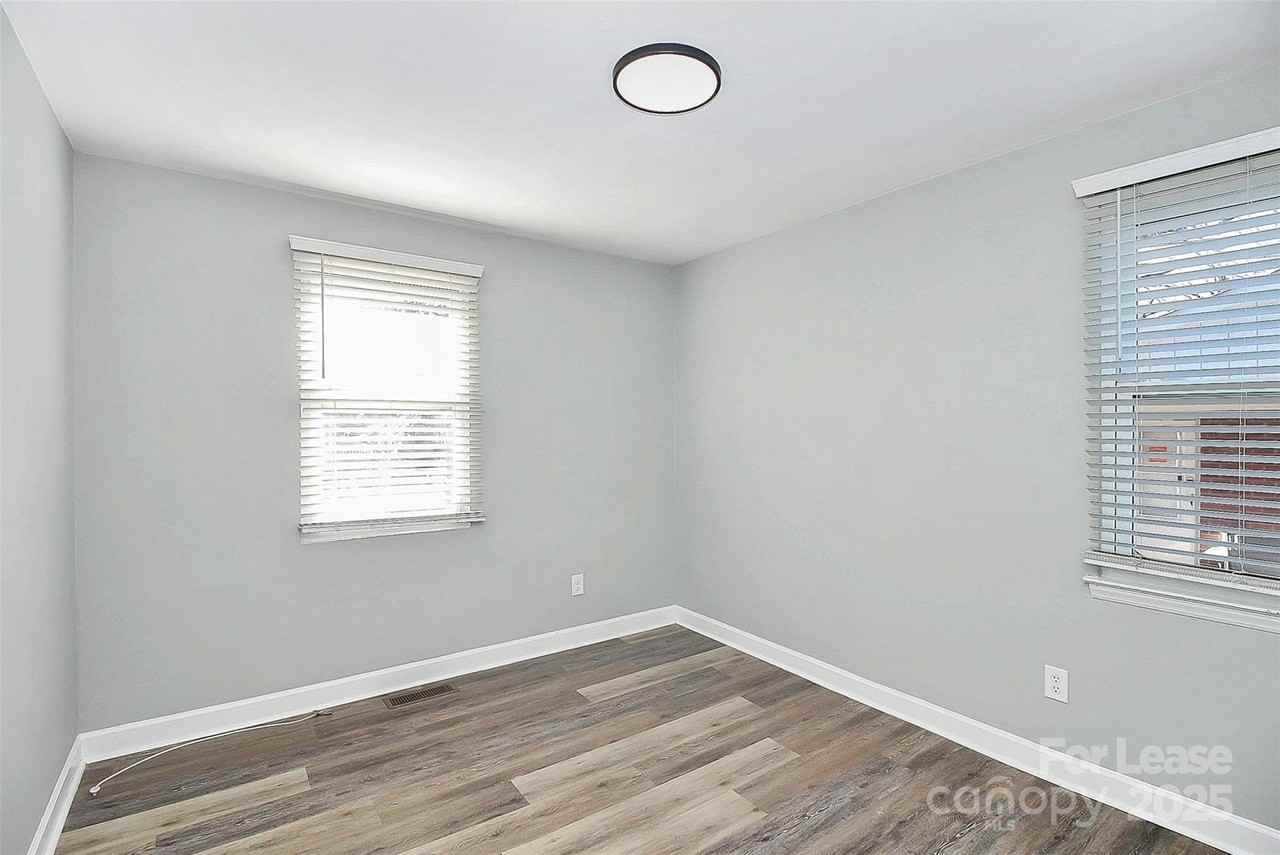 2921 Ravencroft Dr - Photo 6 of 31