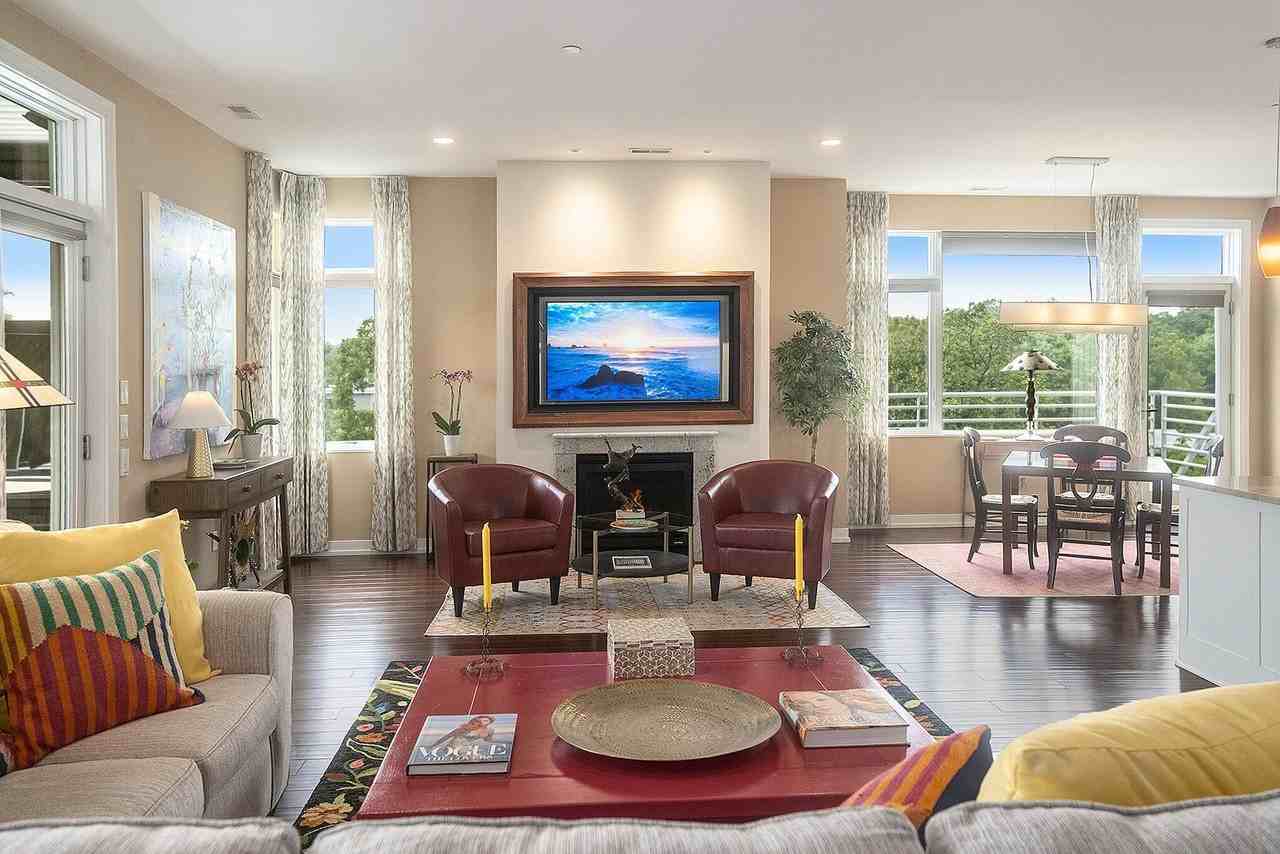 121 W Kingsley St Apt 502 #502 - Photo 3 of 31