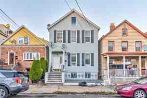 featured image of 25 W 10th St