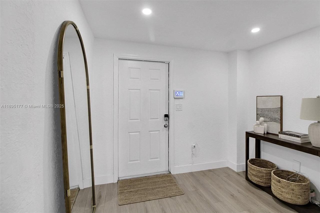 18361 Ne 20th Pl #18361 - Photo 7 of 44