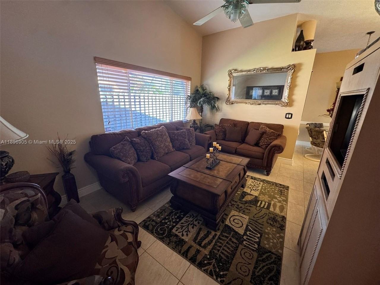 705 Se 3rd Ln #0 - Photo 3 of 15