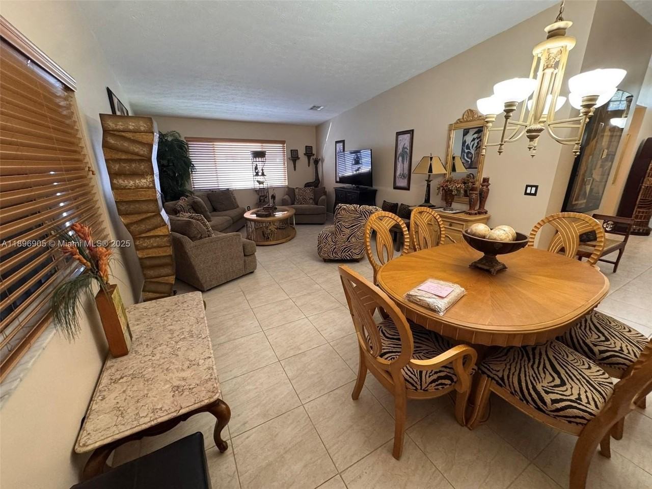 705 Se 3rd Ln #0 - Photo 7 of 15