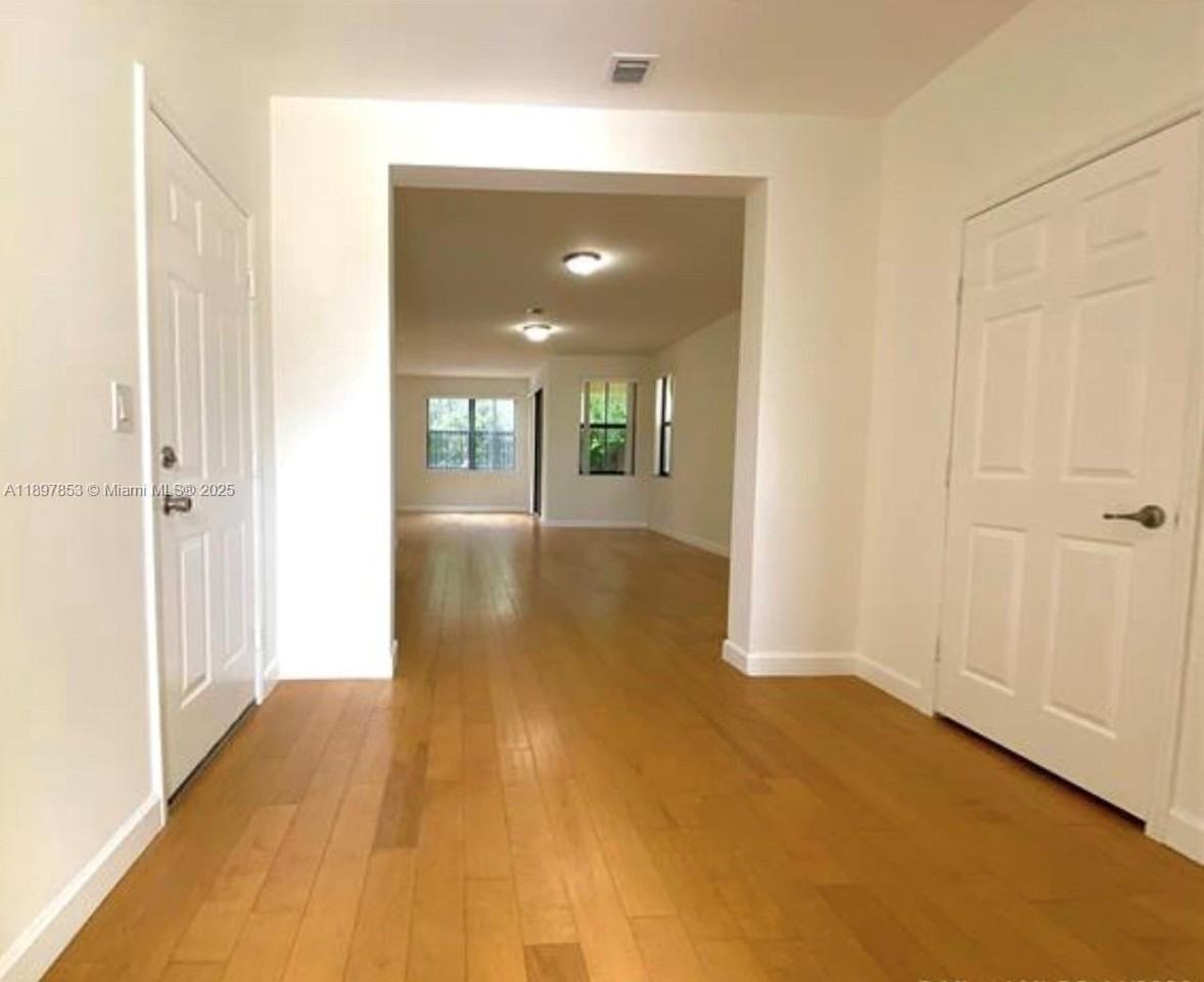 10306 Nw 70th Ter - Photo 3 of 32