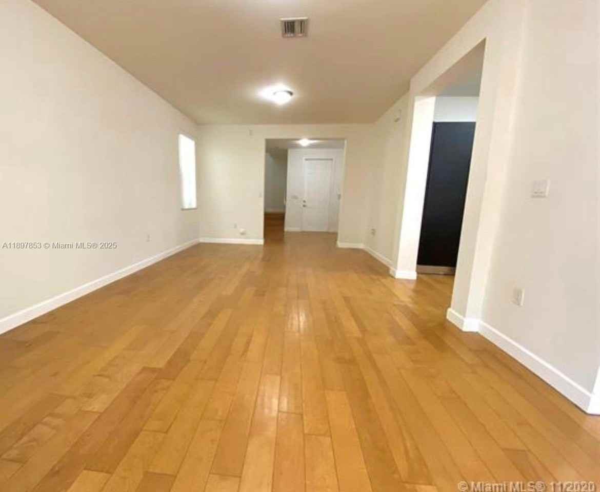 10306 Nw 70th Ter - Photo 5 of 32