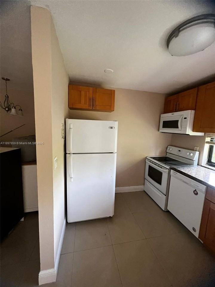 17021 N Bay Rd #405 - Photo 6 of 11