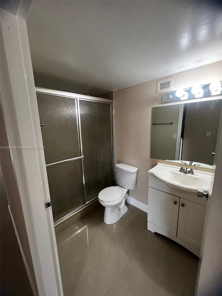 17021 N Bay Rd #405 - Photo 7 of 11