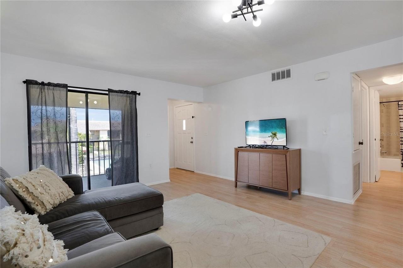 2415 Bayshore Gardens Pkwy #8 - Photo 6 of 31