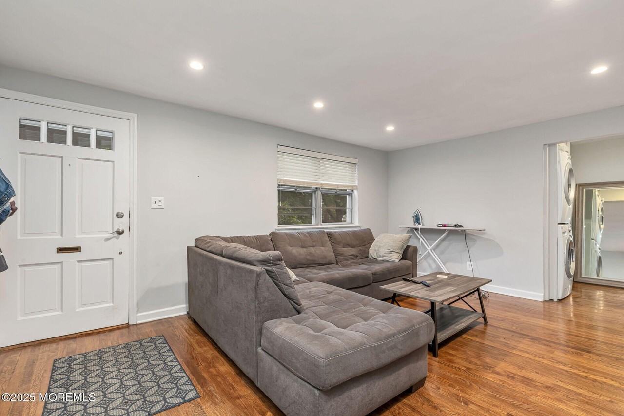 32 Manor Dr Unit 303 #303 - Photo 3 of 19