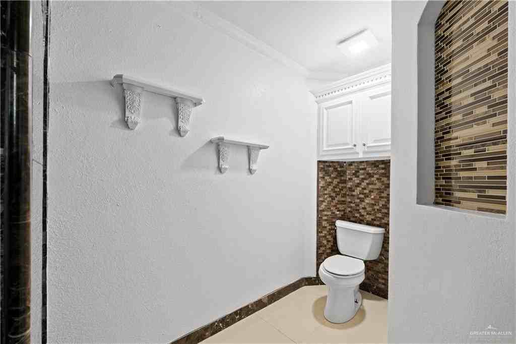 2203 E 19th St - Photo 7 of 21