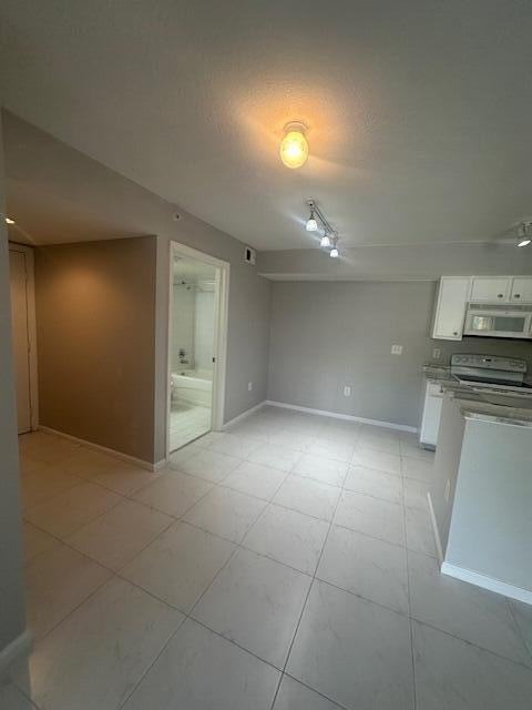 141 Sw Palm Dr - Photo 5 of 25