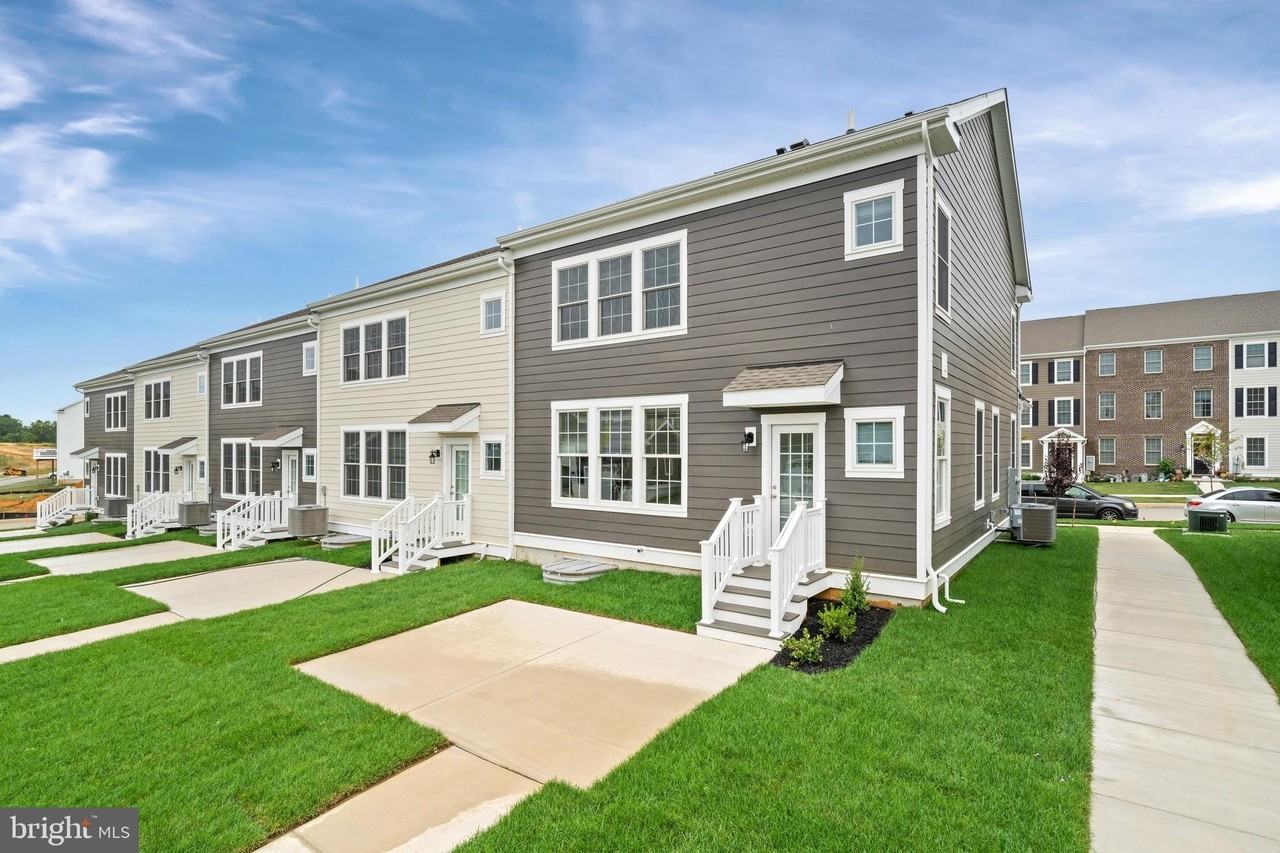 851 Mapleton Avenue - Photo 4 of 26