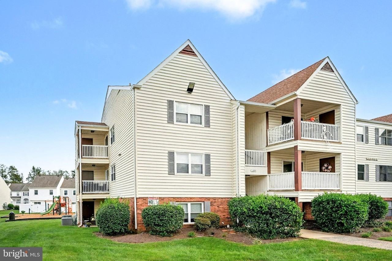 102 Chesterfield Ln Apt 303 #303 - Photo 3 of 31