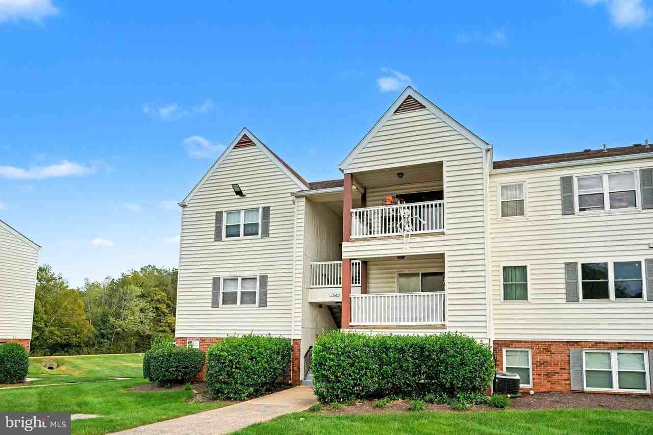 102 Chesterfield Ln Apt 303 #303 - Photo 4 of 31