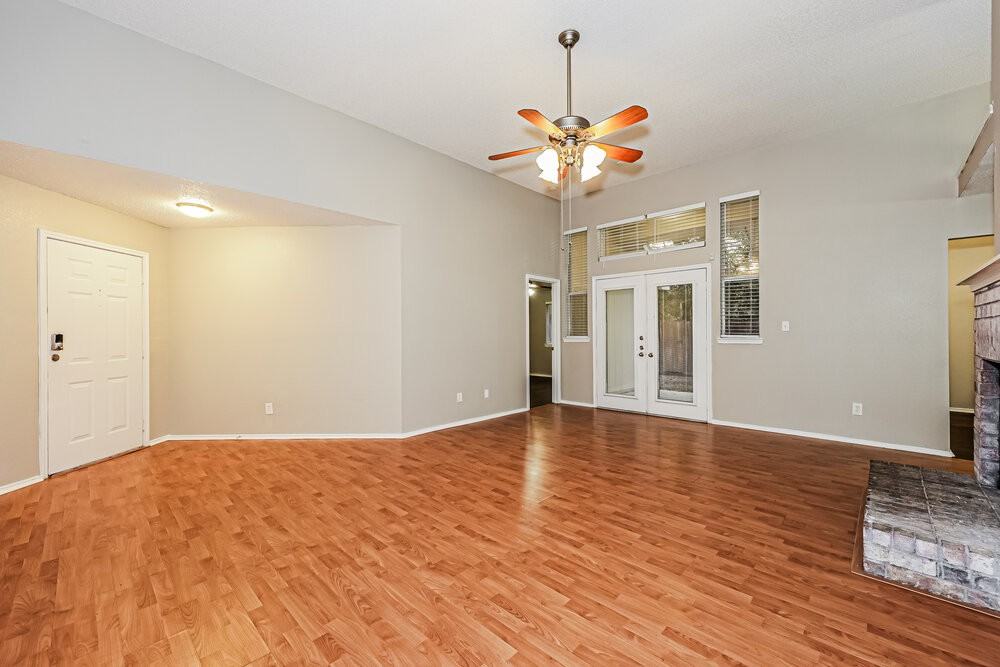 208 Vines Dr - Photo 4 of 16