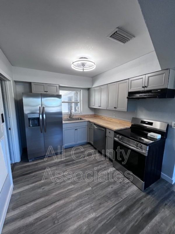 7154 Holiday Dr - Photo 2 of 22