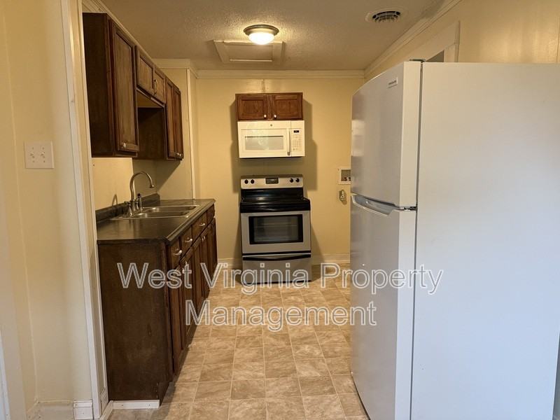204 7th St - Photo 6 of 18