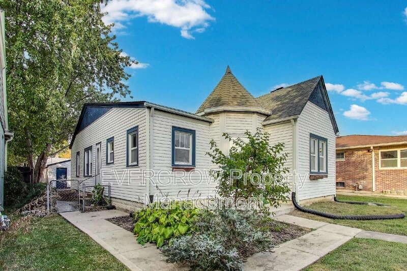 5244 E 10th St - Photo 2 of 33