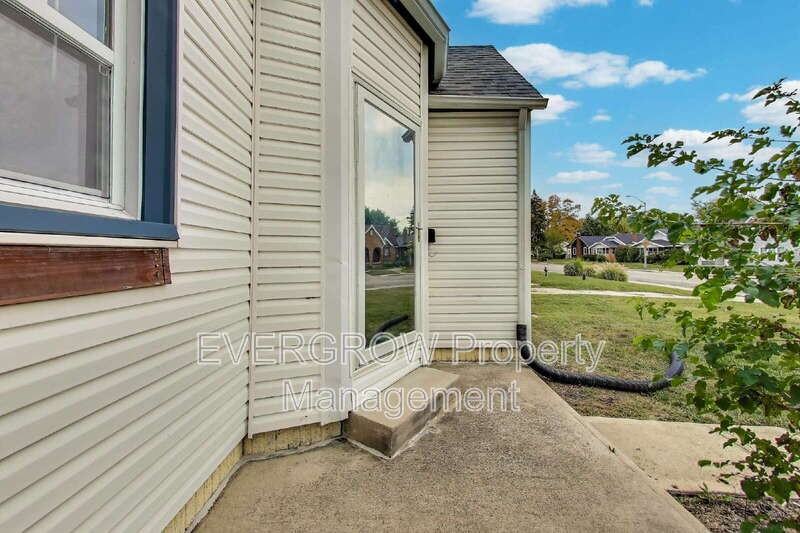 5244 E 10th St - Photo 5 of 33