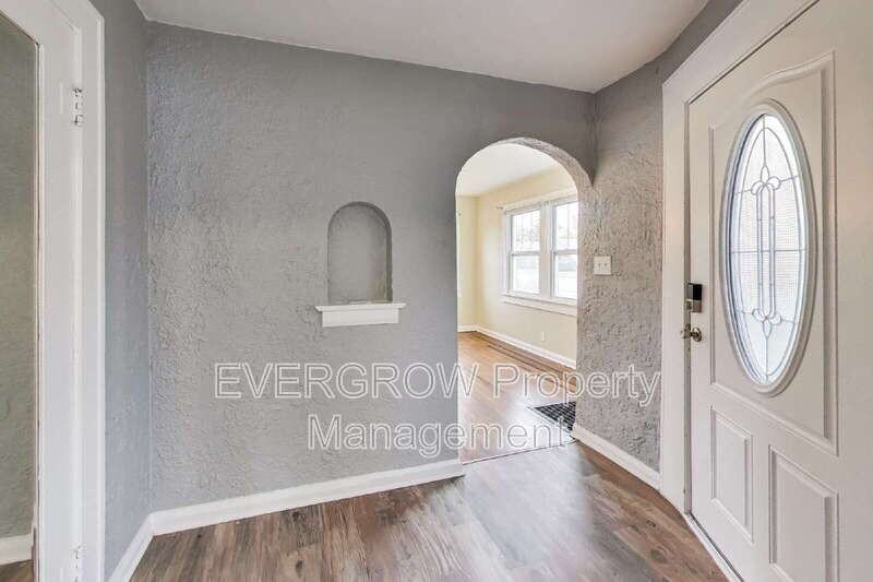 5244 E 10th St - Photo 6 of 33