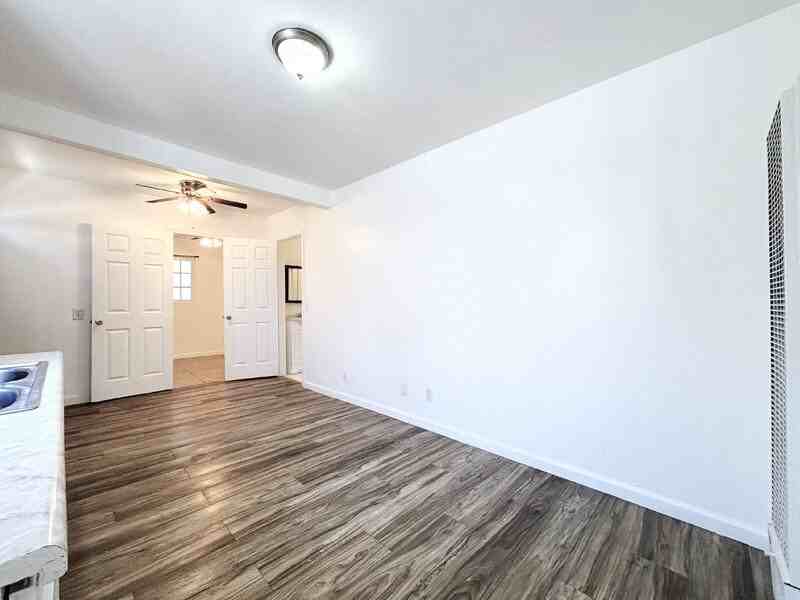 950 Clela Ave - Photo 5 of 13