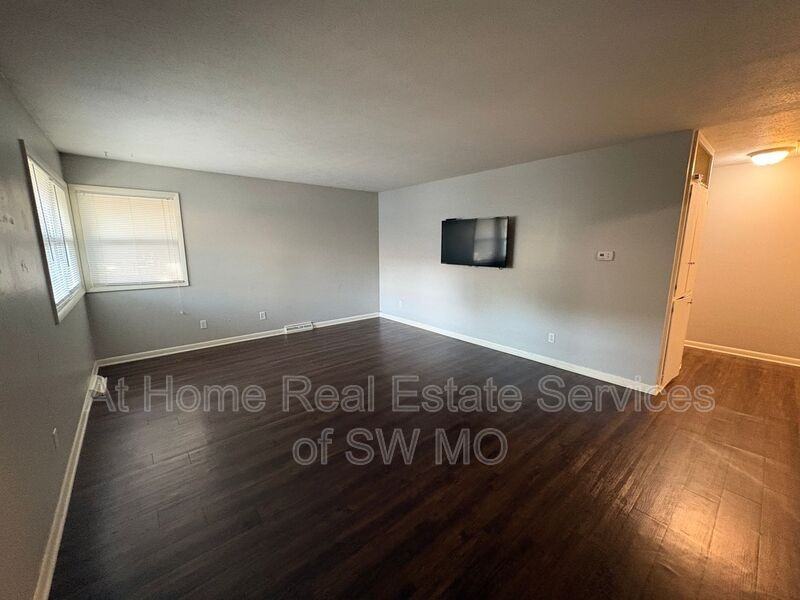 1339 E Elm St - Photo 2 of 11