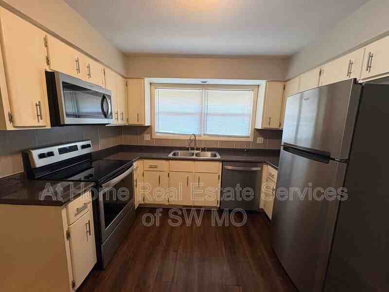 1339 E Elm St - Photo 3 of 11