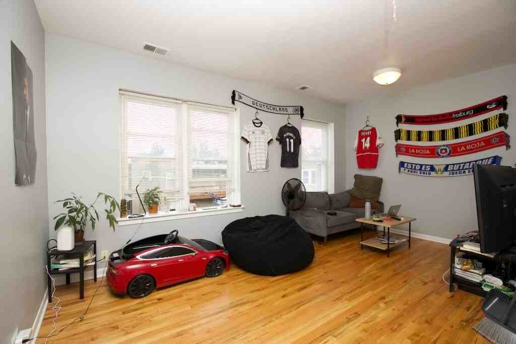4511 N Malden St #3B - Photo 2 of 21