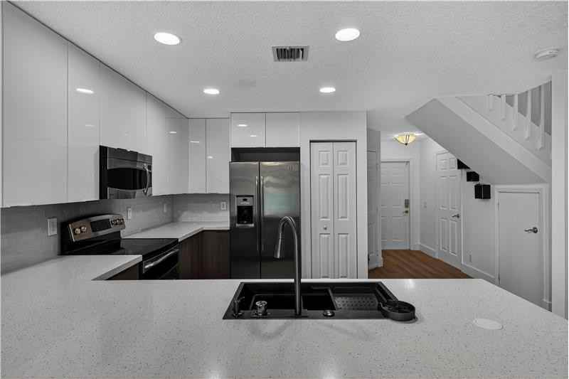 744 NW 42nd Place 744, Deerfield Beach, FL 33064 #1 - Photo 3 of 31