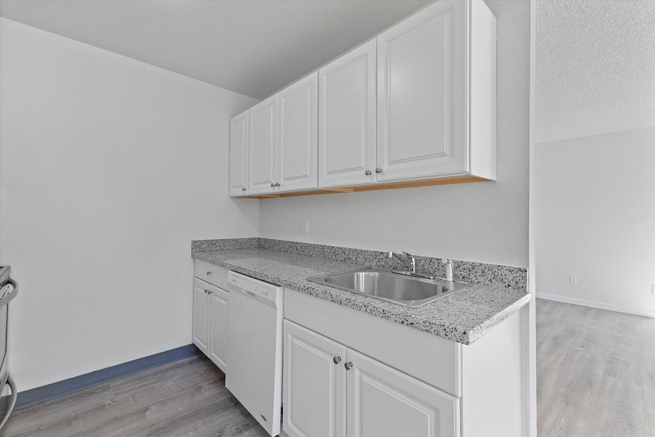 Eastwood - Photo 6 of 7