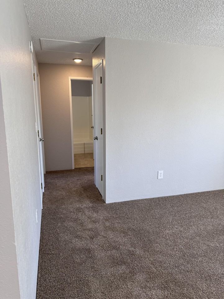 Bettis Wagoner Apts - Bldg 02 - Photo 7 of 13