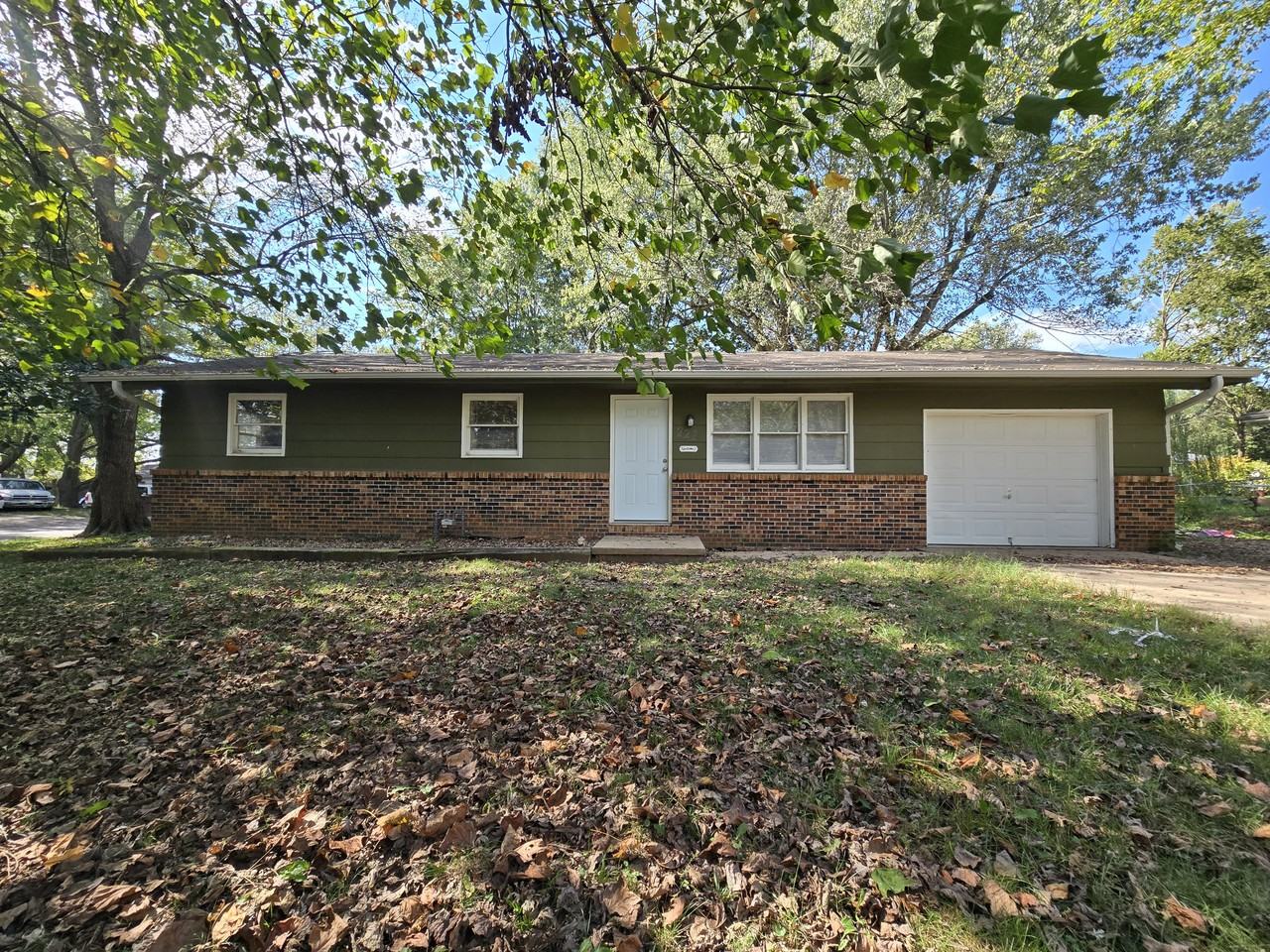 221 S Dennis Ave - Photo 2 of 20