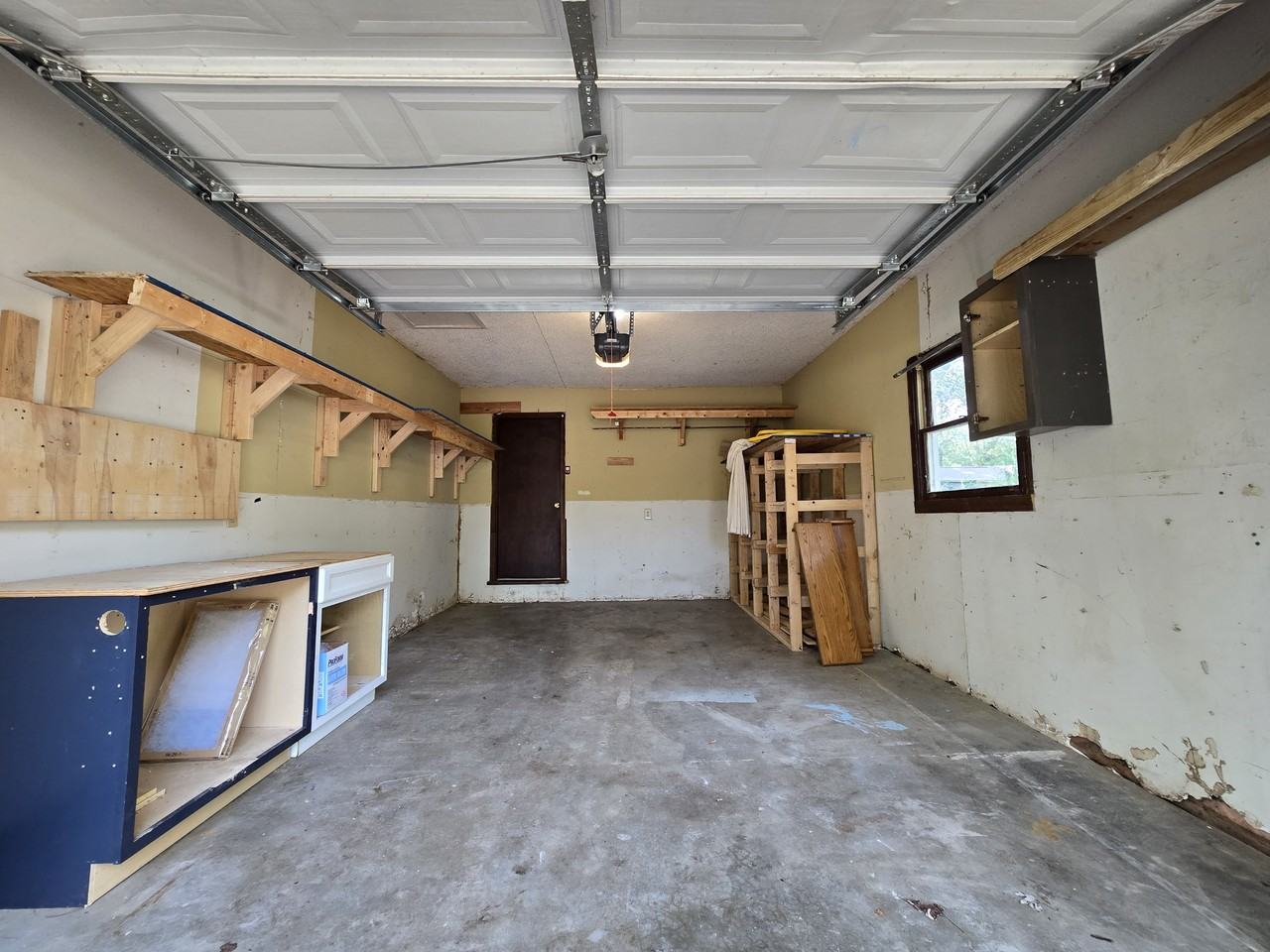 221 S Dennis Ave - Photo 3 of 20