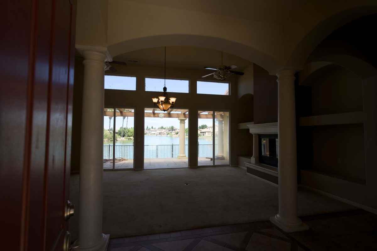 8800 Laguna St - Photo 4 of 33