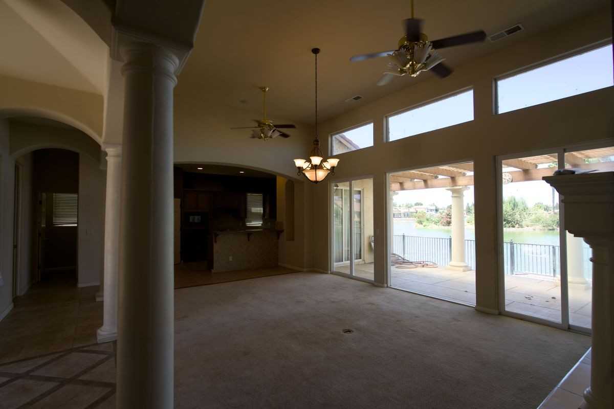 8800 Laguna St - Photo 5 of 33