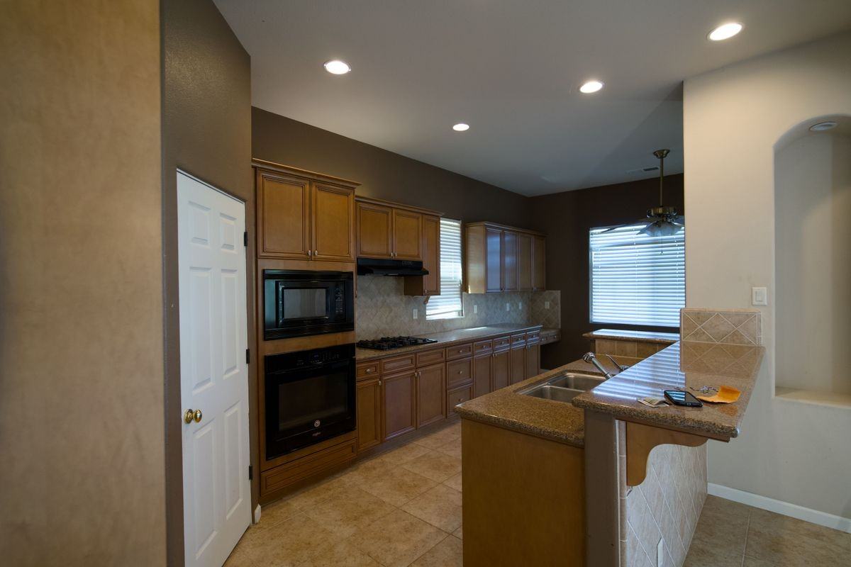 8800 Laguna St - Photo 7 of 33