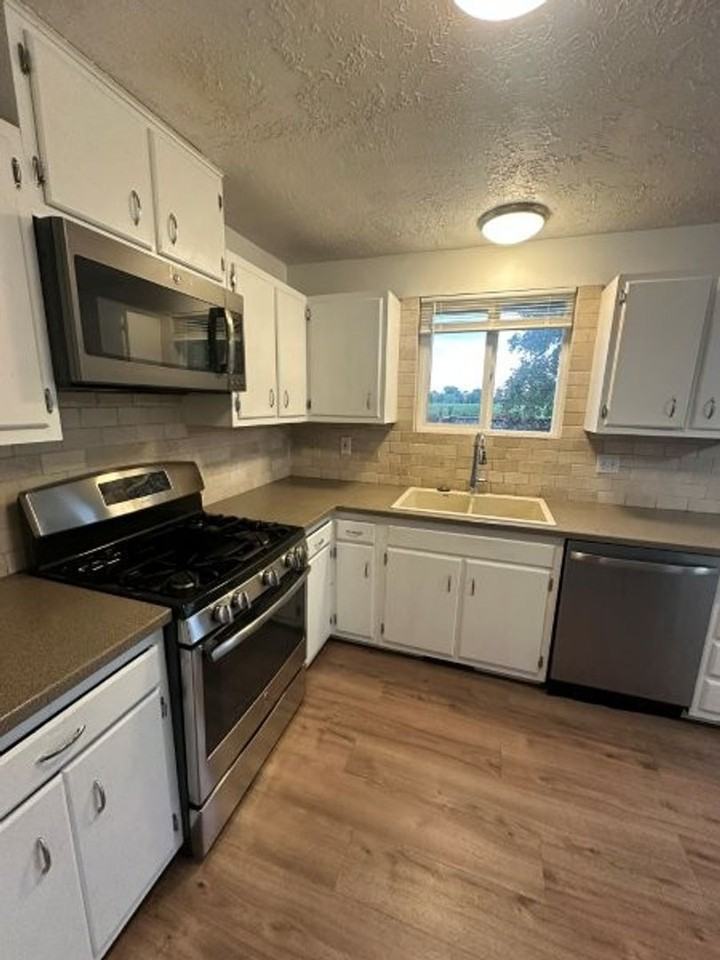 647 W 2575 N - Photo 2 of 33